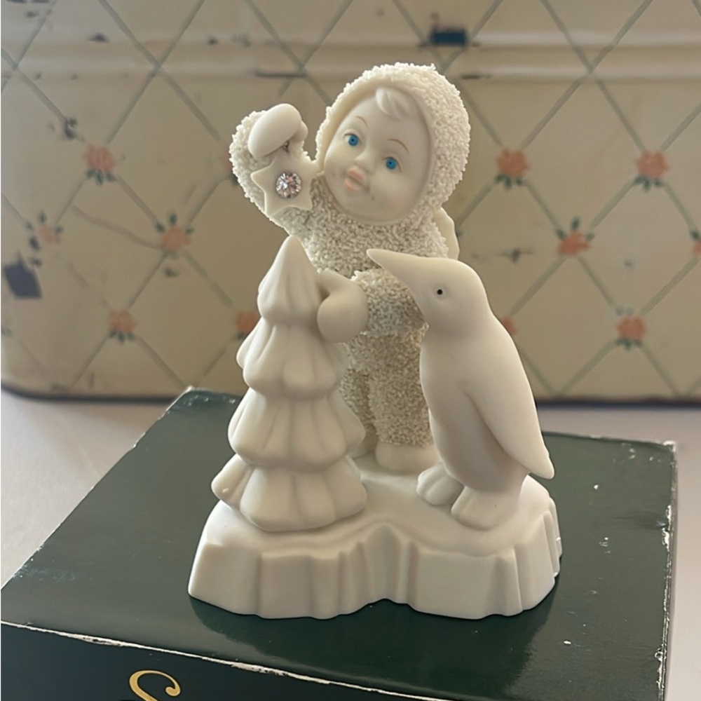 Snowbabies - VINTAGE 2001- Department 56 'Make It Shine' with Penguin!